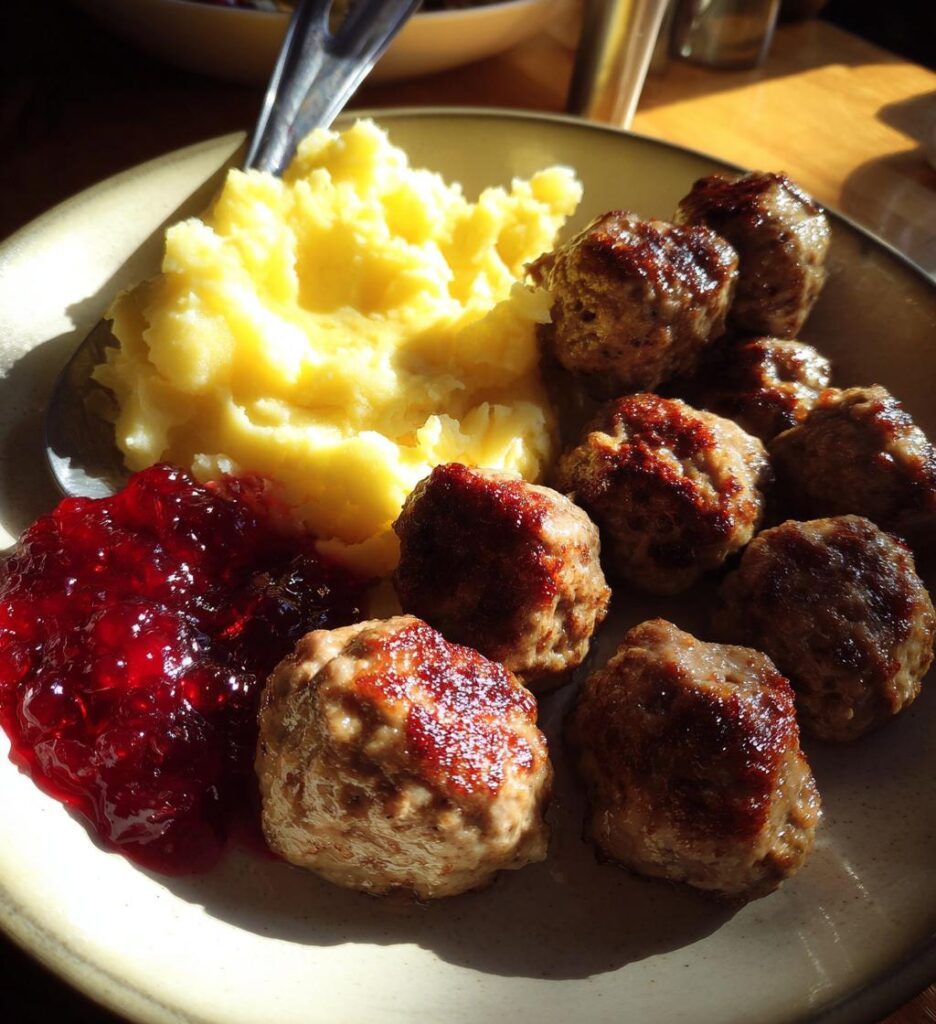 Svenska Köttbullar med Potatispuré och Lingonsylt
